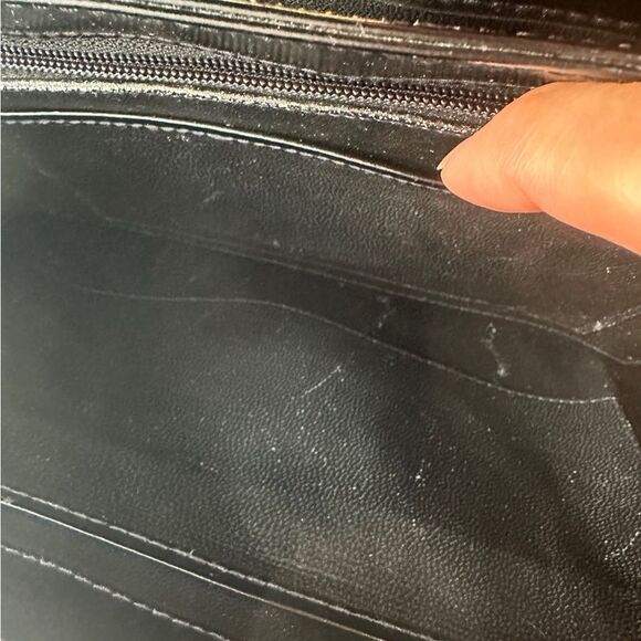 Gucci Elegant Black Shoulder Bag with Gold Details - Picture 13 of 15